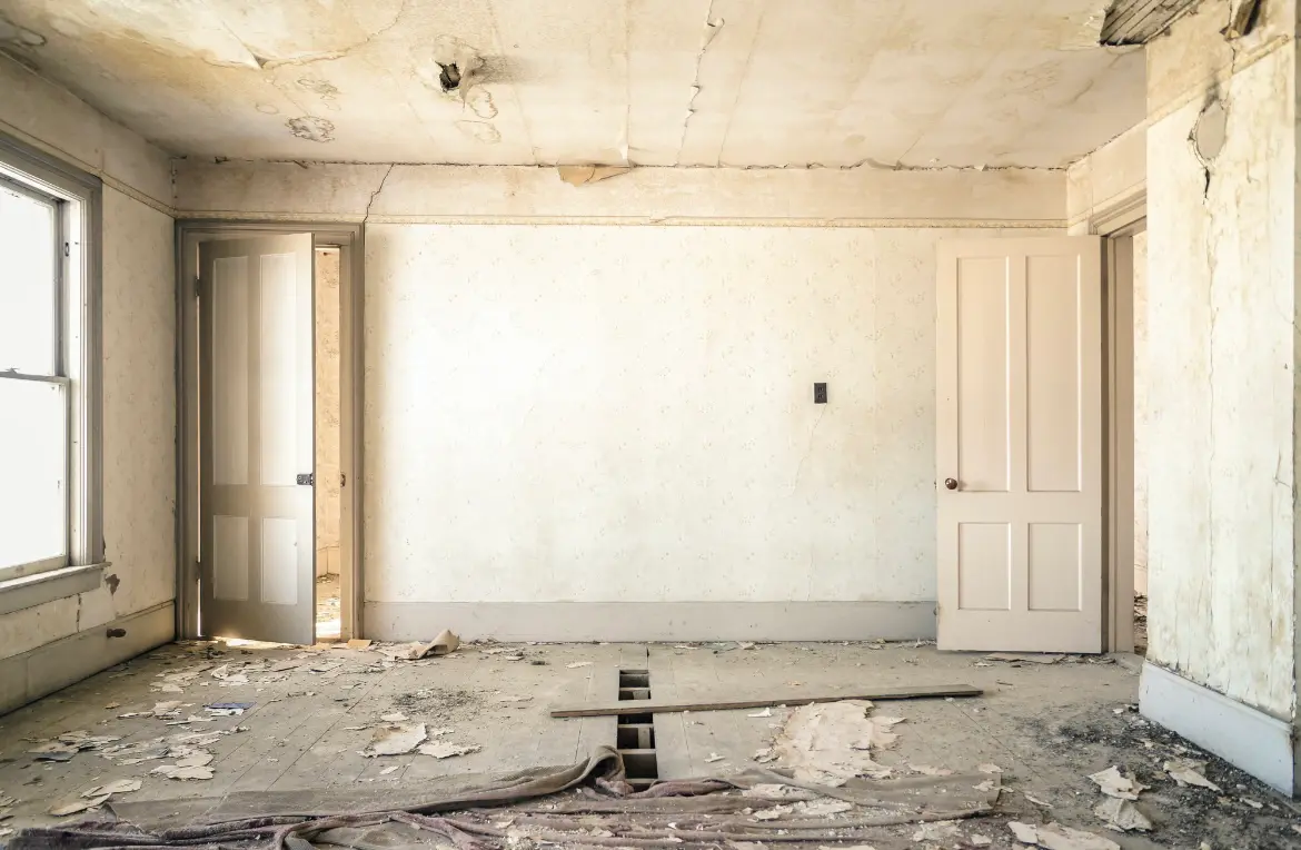 Waste disposal crew managing a cleanout project in Warrior